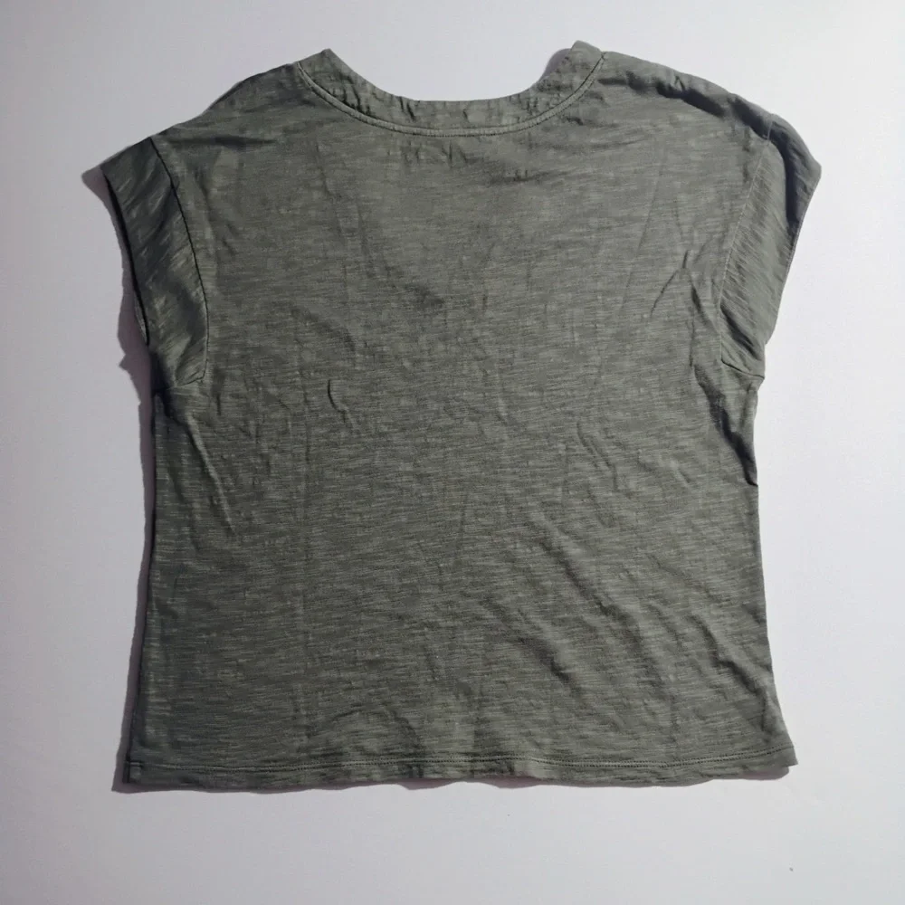 White House Black Market Olive Green V Neck Tee Size M Soft Slub Knit Designer